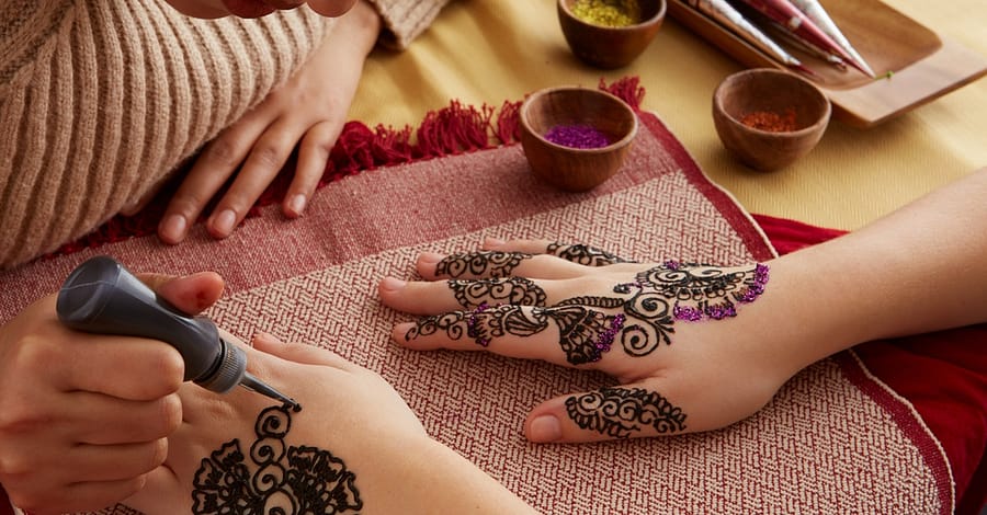 Designer Henna On Full Hands Abu Dhabi