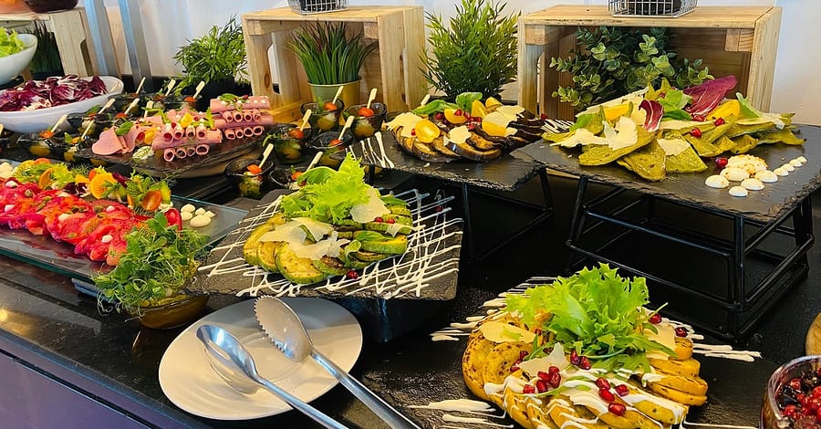 Buffet Breakfast & Juices For Child/Adult Or Lunch / Dinner For Adults Abu Dhabi