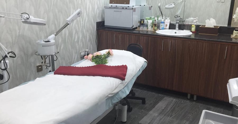 Relax With 40 Or 60-Minute Moroccan Bath Or Facial At Sumr Gents Salon Dubai