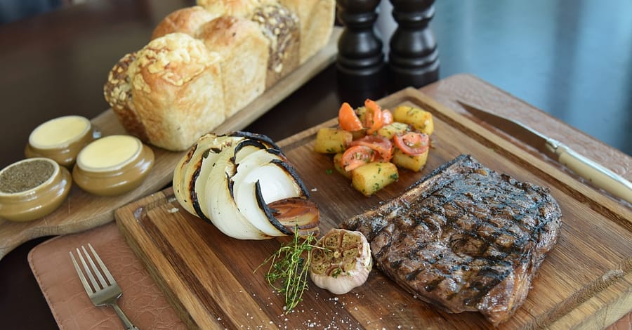 Food & Drink At Howdys Bar & Grill @ 5* Movenpick Grand Al Bustand Dubai
