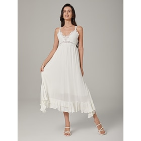 An Legant White and Lace-Spliced Strapless Dress